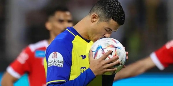 2025世俱杯竞猜游戏-C罗收入暴涨！2.6亿美金领跑运动员排行榜，梅西仅第三！